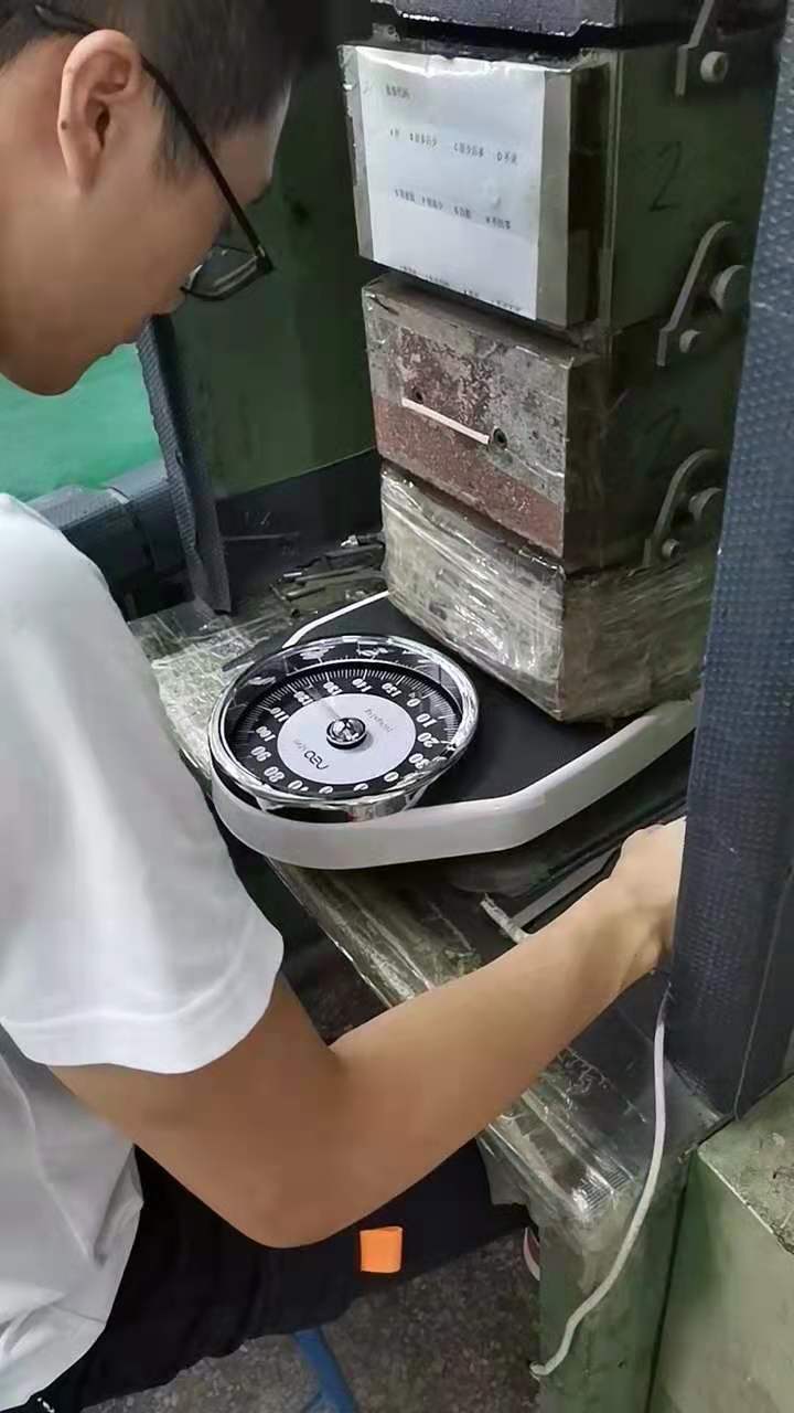 人体秤生产图
